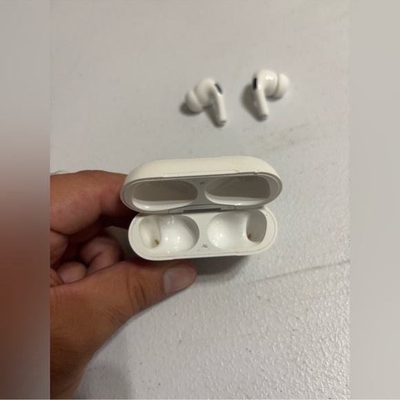 Damage Apple AirPods Pro with Wireless Charging Case - White one side works - Picture 3 of 8